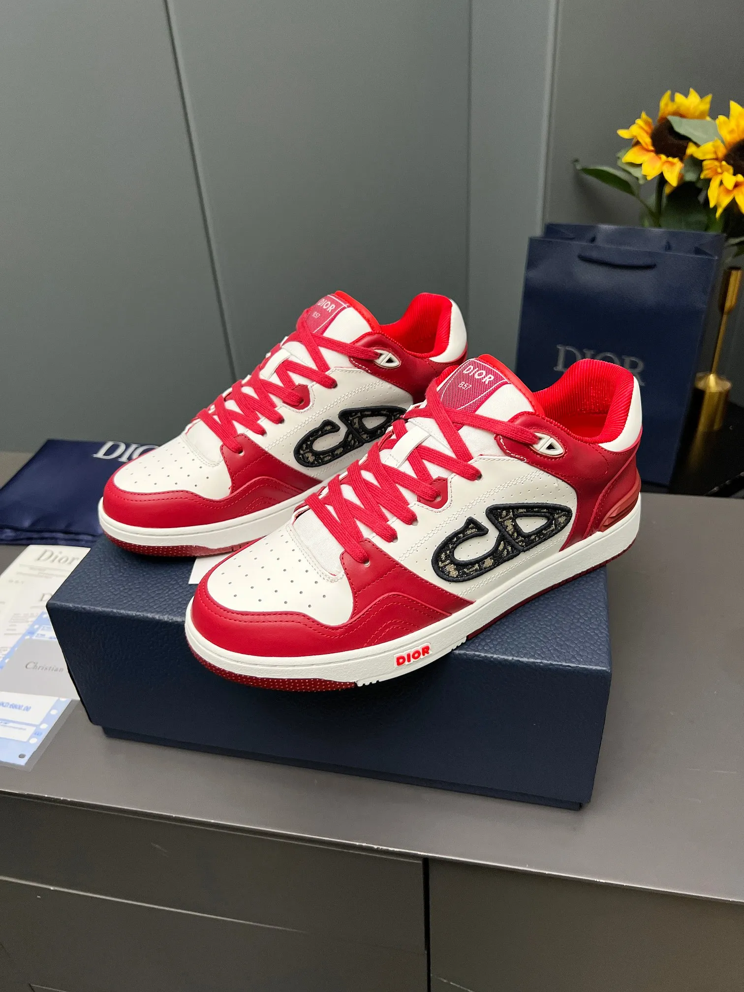 Men's Men's Shoes 💰600 Dior DiorB57 top version of low-top sneakers! ! ! Navy blue with beige smooth first-layer cowhide, fully oiled edges, T men's shoes 💰U outsole.  The 2024 autumn men's wear series has made a wonderful debut, a new classic item launched by Dior. Crafted from smooth first-grain cow leather in navy blue and beige, it's accented by a large leather heat-stamped CD logo on the sides. The distinctive laces of the same color match the color of the shoe body, and the opening and closing are decorated with various classic details on the tongue, sole and back side to enhance the style. The eyelet details, upper stitching and heel strip panels of the same color highlight the dynamic charm of its sports style. Exclusive two-color molded T men's shoes 💰U outsole is light, comfortable, non-slip and wear-resistant, the mesh lining and feet are customized with original colors, soft and breathable. Exquisite production technology highlights the grade, and can be matched with all kinds of clothing to create a refined look.